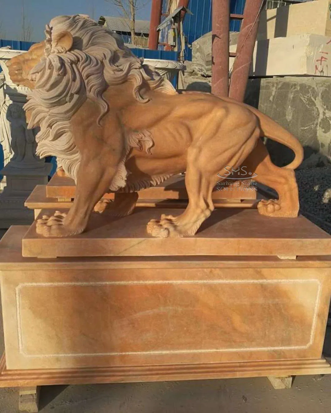 Scultura di animali intagliati da giardino, statue di leoni in marmo giallo