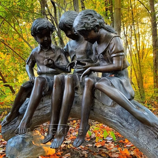 I bambini formano con le braccia la statua in bronzo “Ymca”.