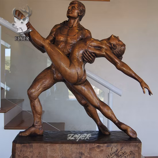 Grande scultura moderna in bronzo come punto di riferimento