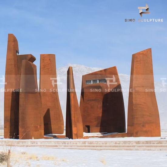 Scultura realizzata in acciaio corten stagionato con trattamento superficiale antiruggine naturale