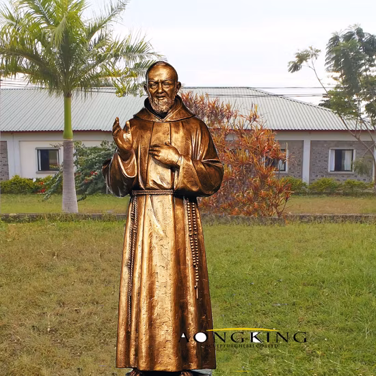 Famosa l'Uccisione del Drago, statua in bronzo nero di San San Giorgio